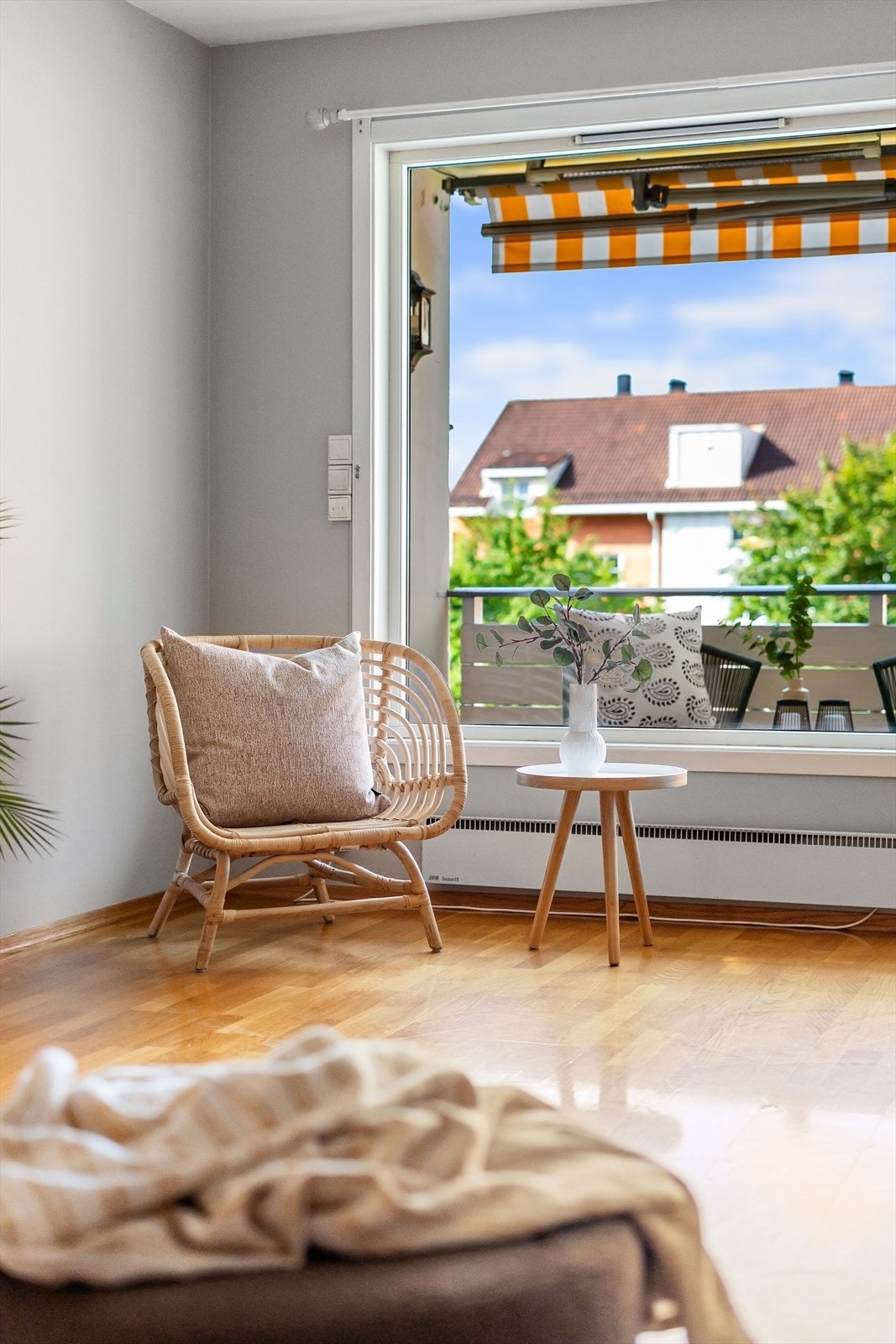 I stuen er det plass for sofagruppe, TV-seksjon, lesehjørne, spisegruppe og annet passende møblement Galleribilde