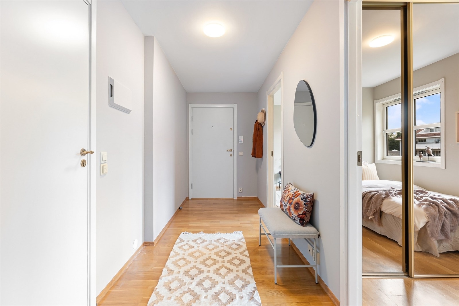 Flott entré med god plass for yttertøy. Fra entréen er det adkomst til soverommene, badet og videre inn til stuen Galleribilde