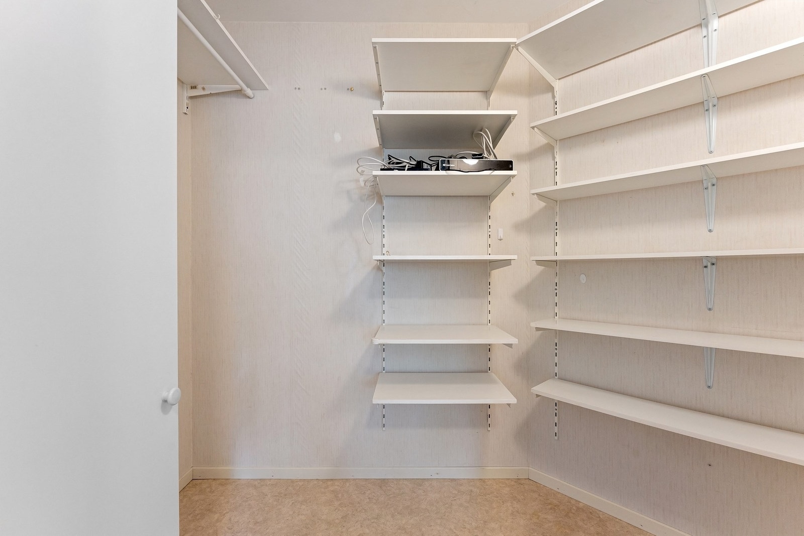 Fra soverom 1 er det adkomst til en romslig bod med god lagringsplass Galleribilde