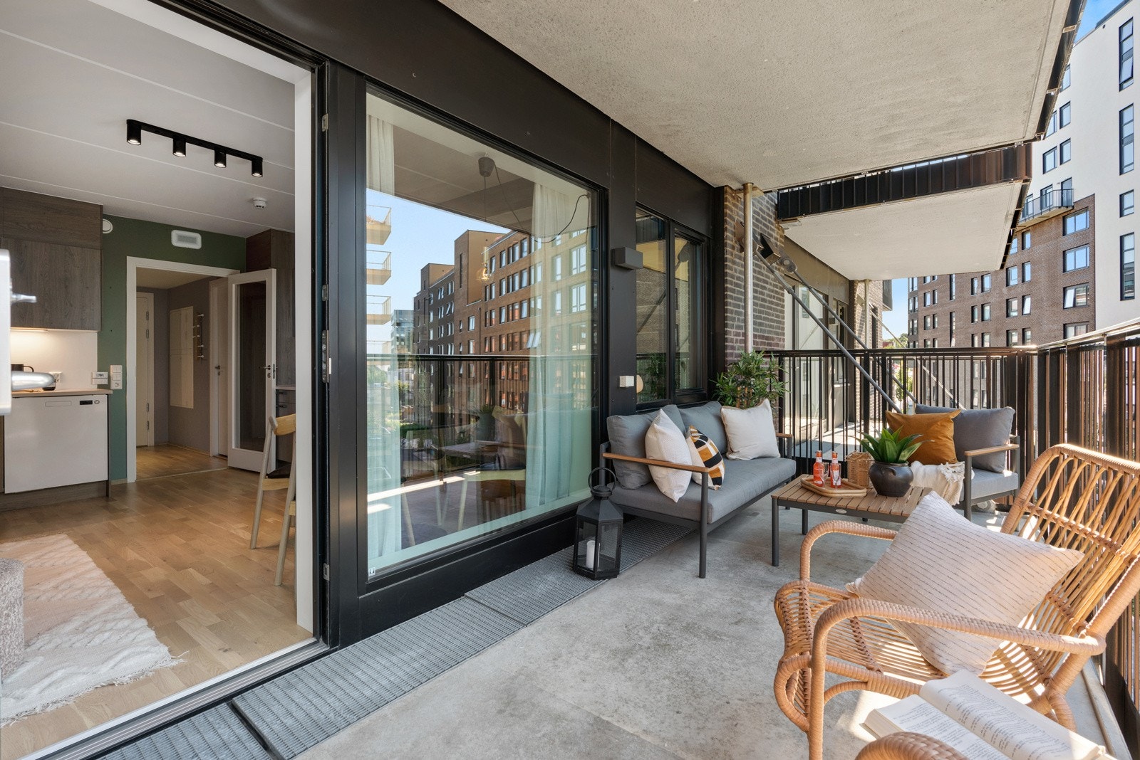 Stor og sydvendt balkong med gode solforhold Galleribilde