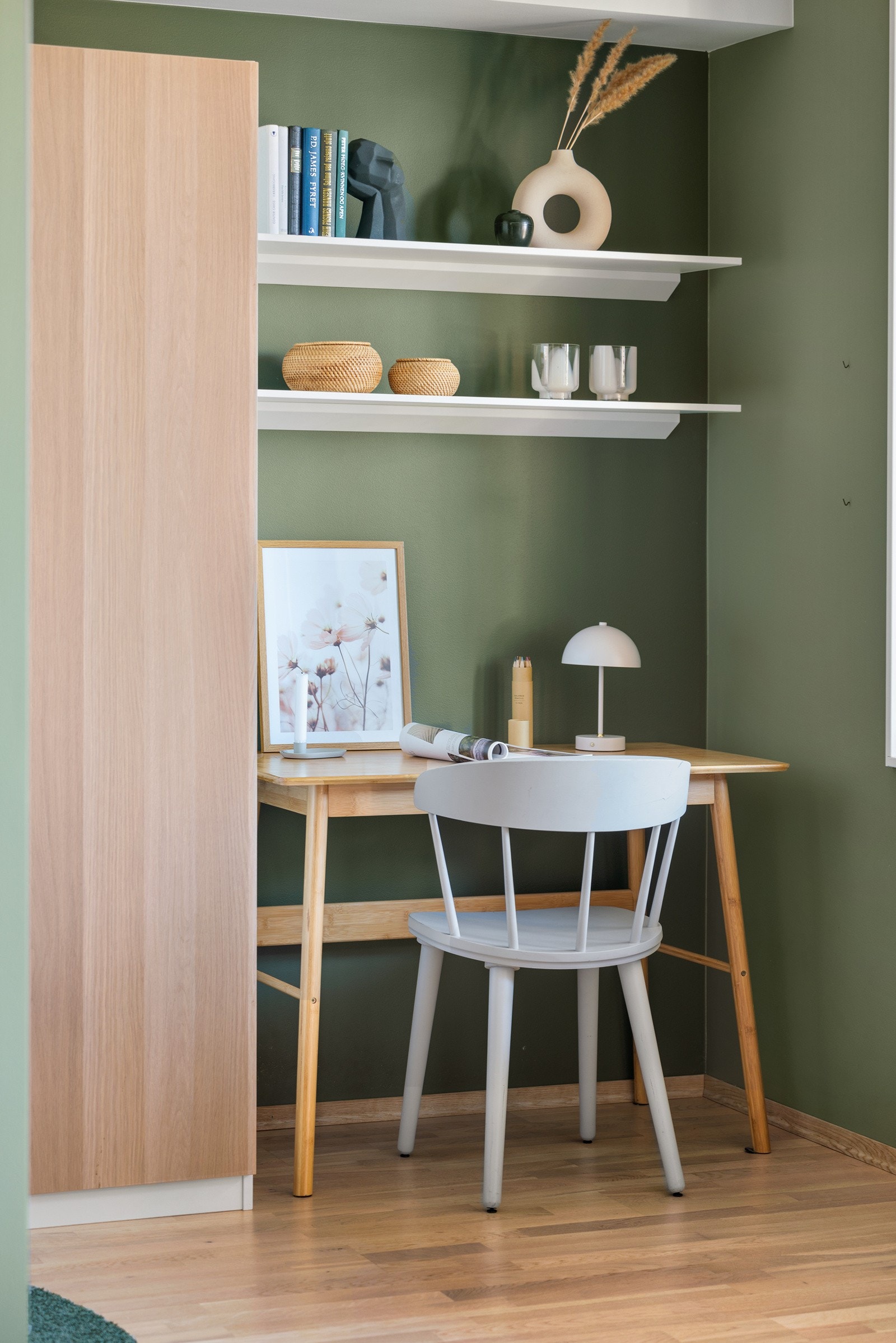 Plass til praktisk hjemmekontor på soverommet Galleribilde