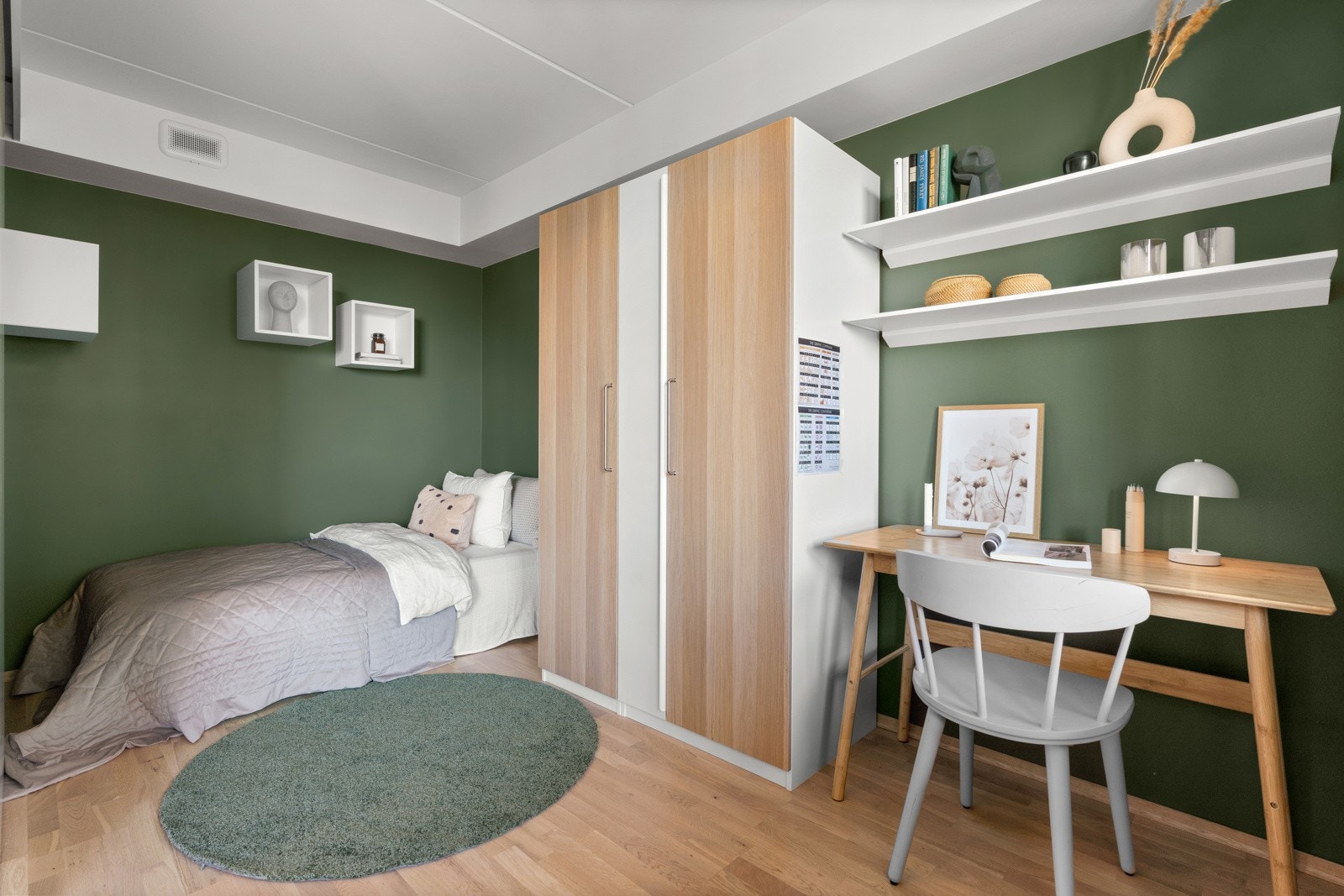 Soverom med god plass til seng, garderobeløsning og hjemmekontor Galleribilde