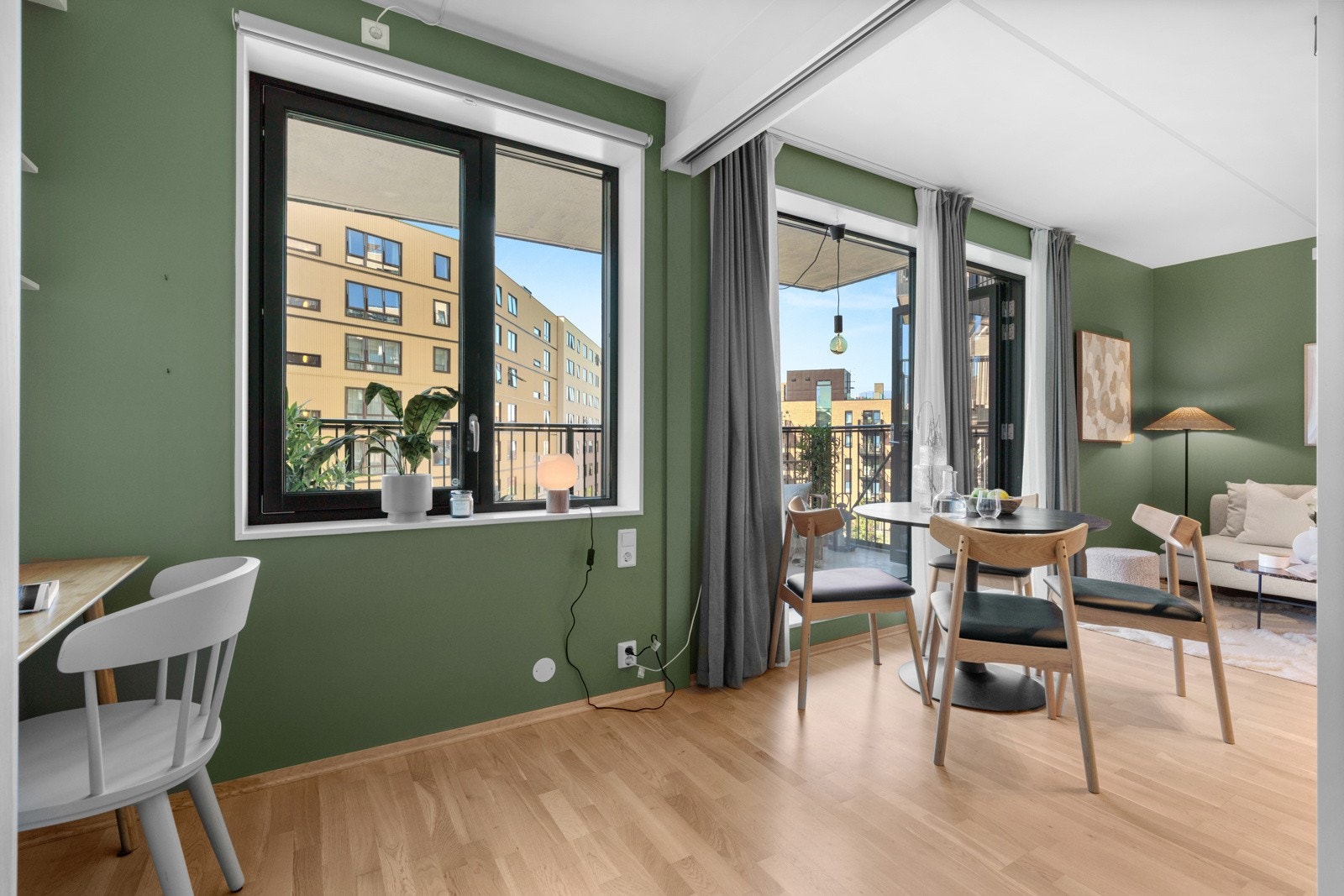 Store vindusflater som sørger for rikelig med naturlig lys i boligen Galleribilde