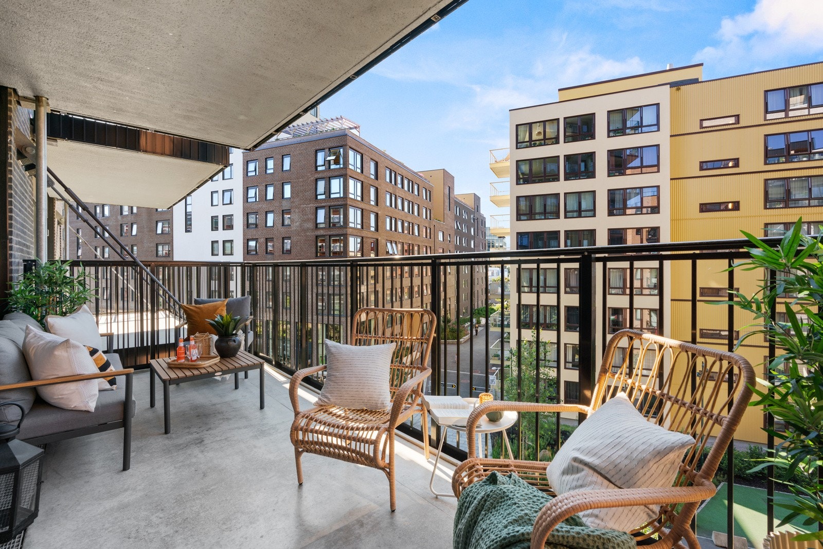 Stor og sydvendt balkong med gode solforhold Galleribilde