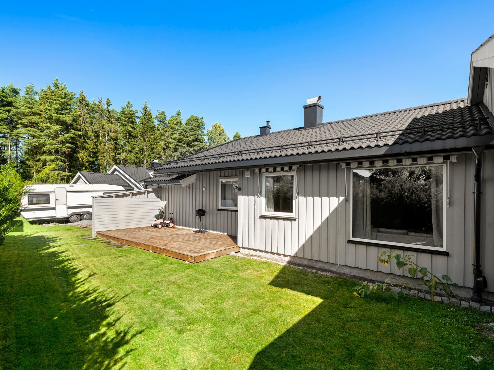 Det er en utvendig terrasse på 17 kvm, med markise Galleribilde