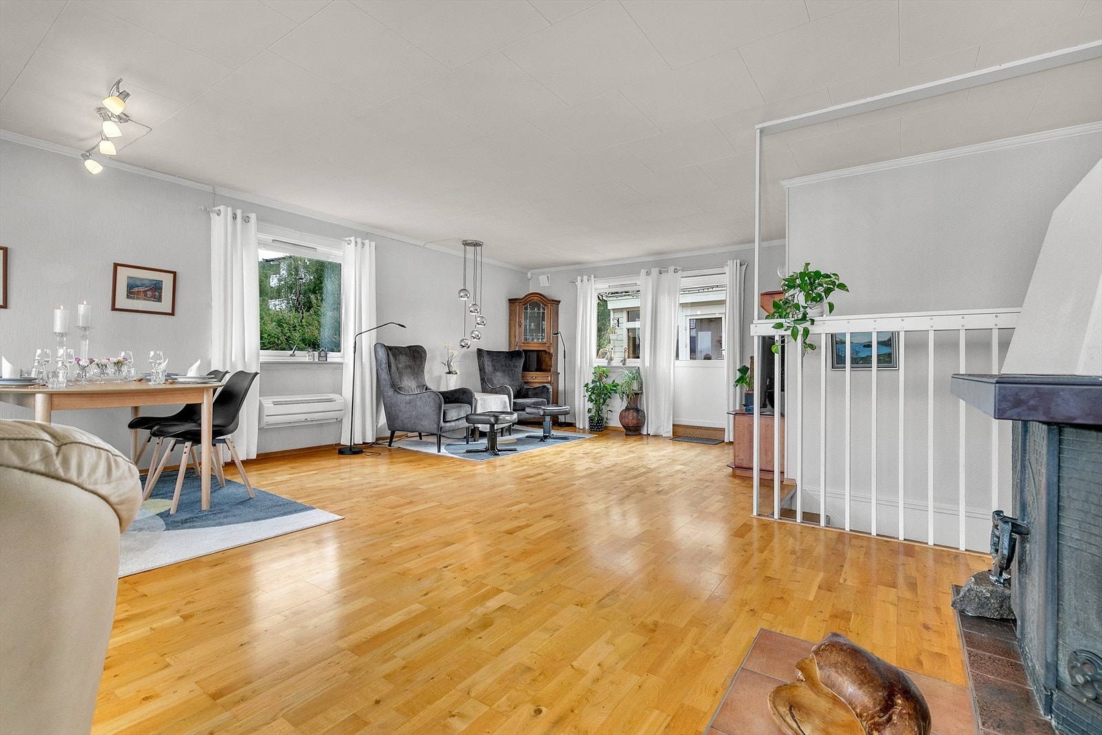 I stuen er det mulighet for møblering i ulike soner. Galleribilde