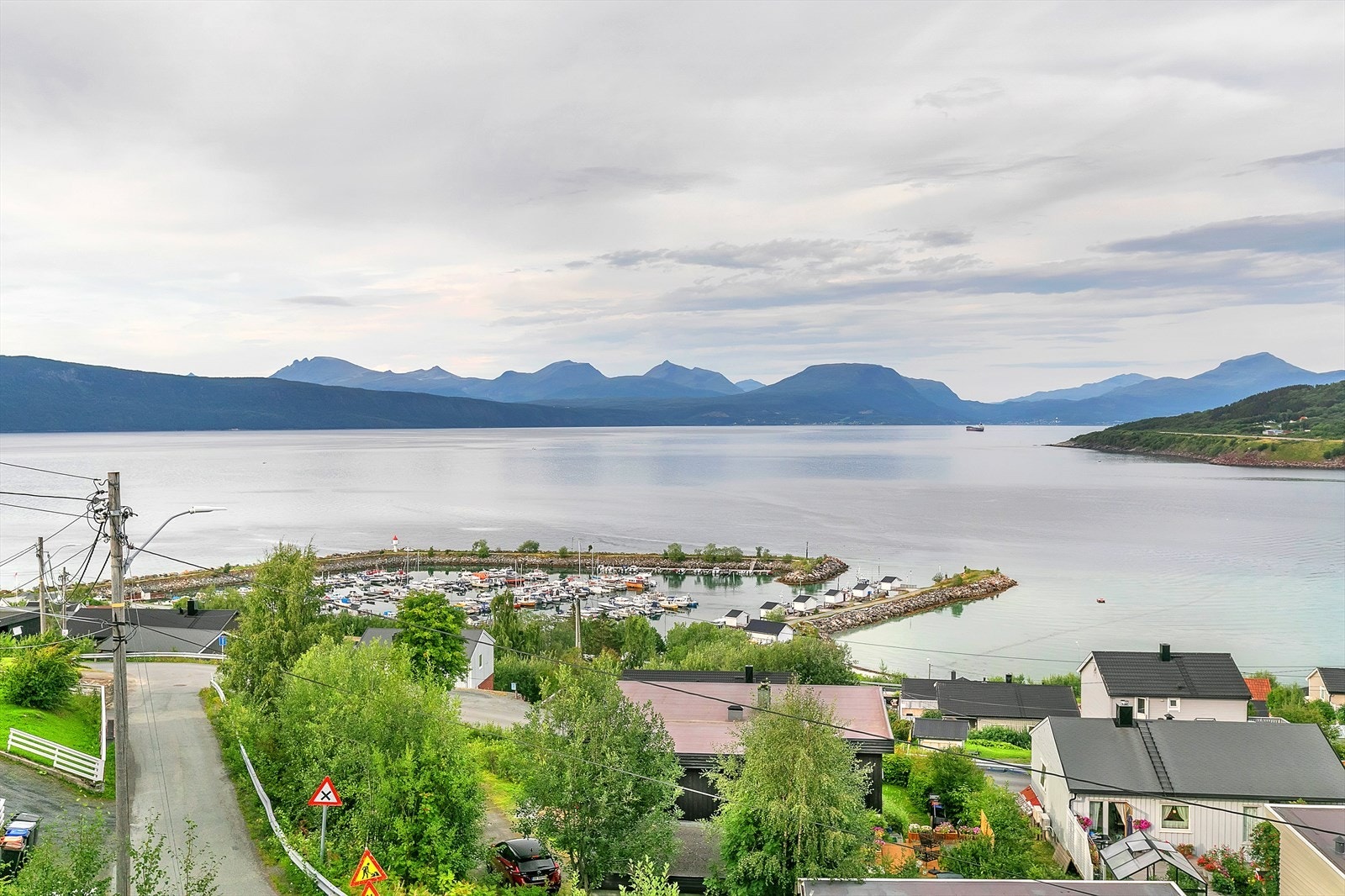 Utsikt mot småbåthavna og Ofotfjorden fra stue. Galleribilde