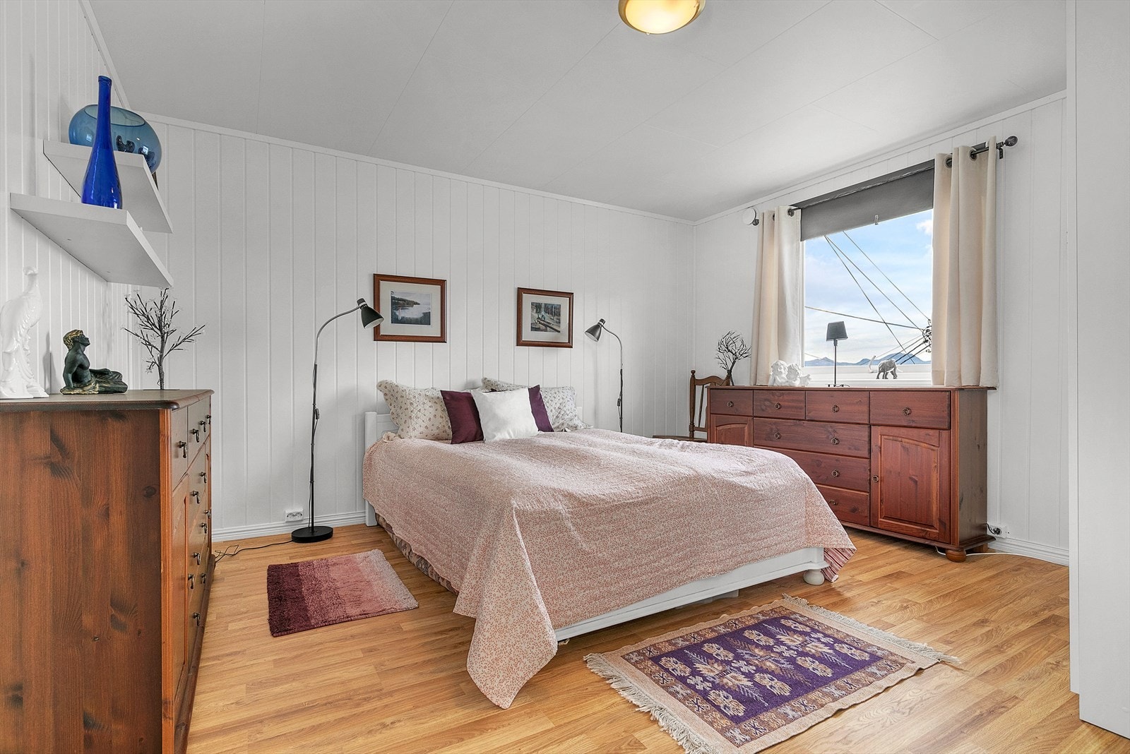 Soverom 4 i underetasje med god plass til soveromsmøbler Galleribilde