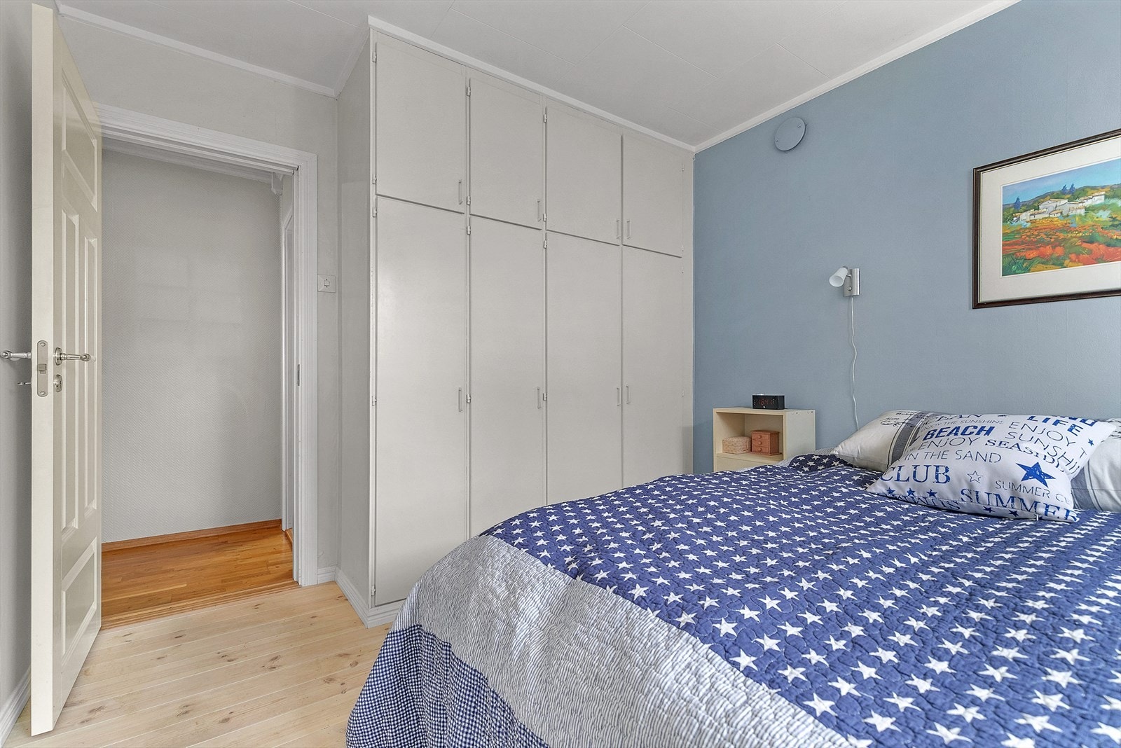 Soverom 1 har plassbygde garderobeskap og god plass til soveromsmøbler. Galleribilde