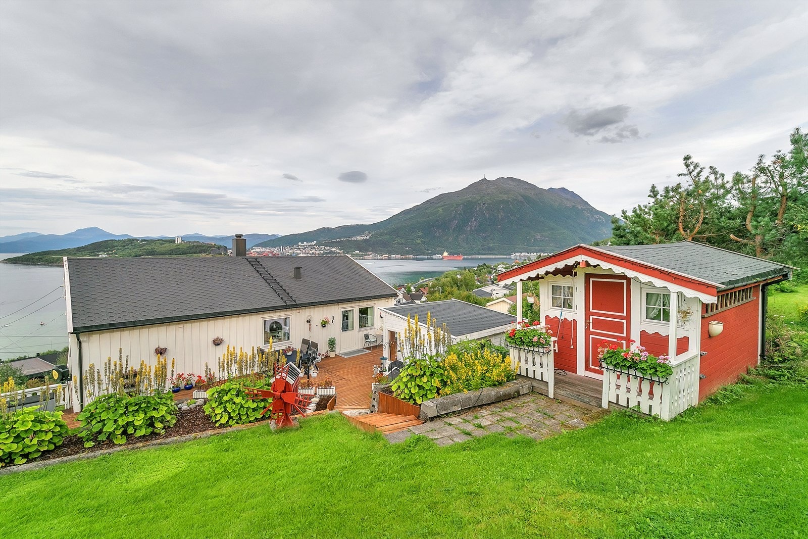 Tomten er opparbeidet med plenareal og diverse beplantninger. Galleribilde