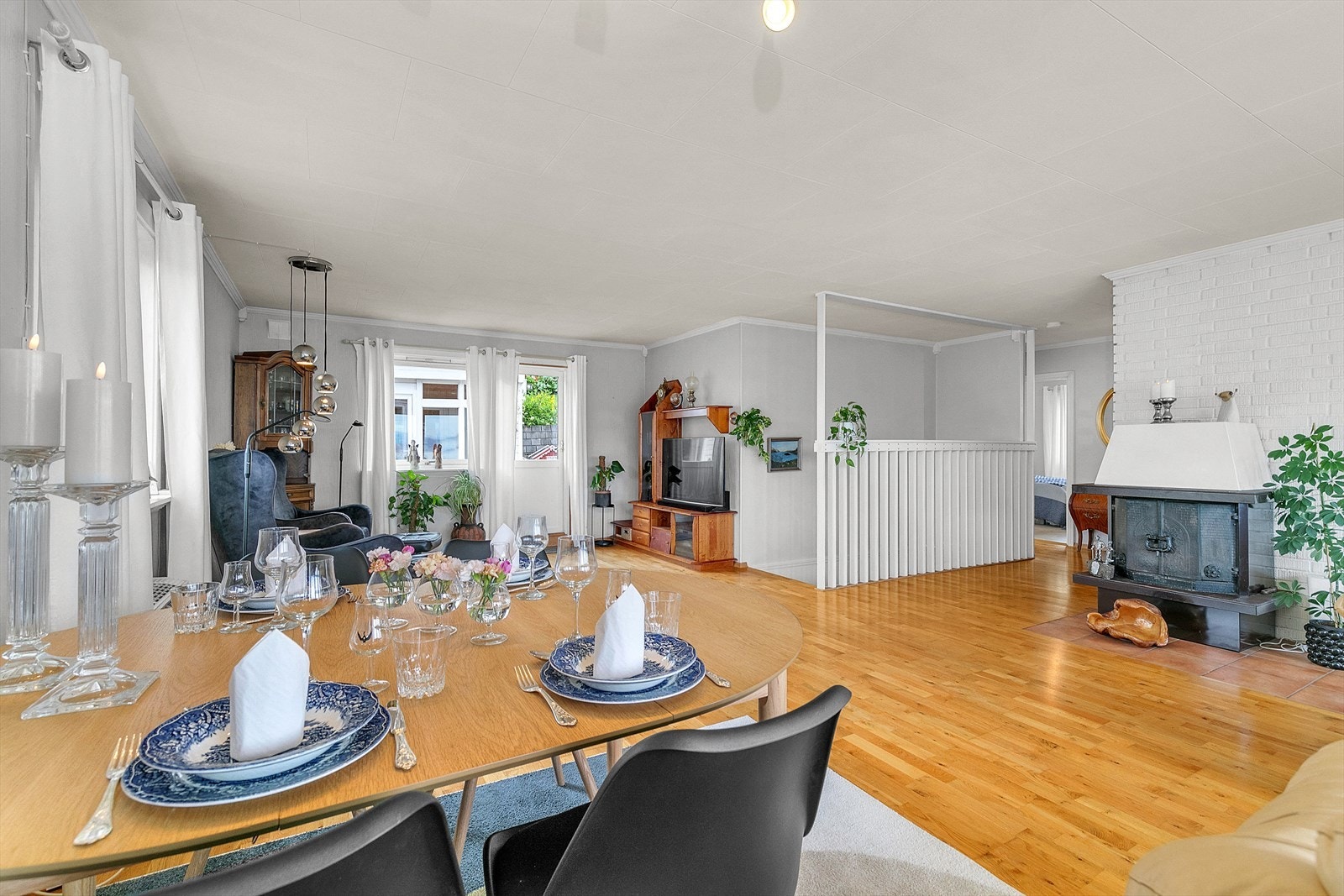 Vedfyring gir lun og god varme på kalde dager. Galleribilde