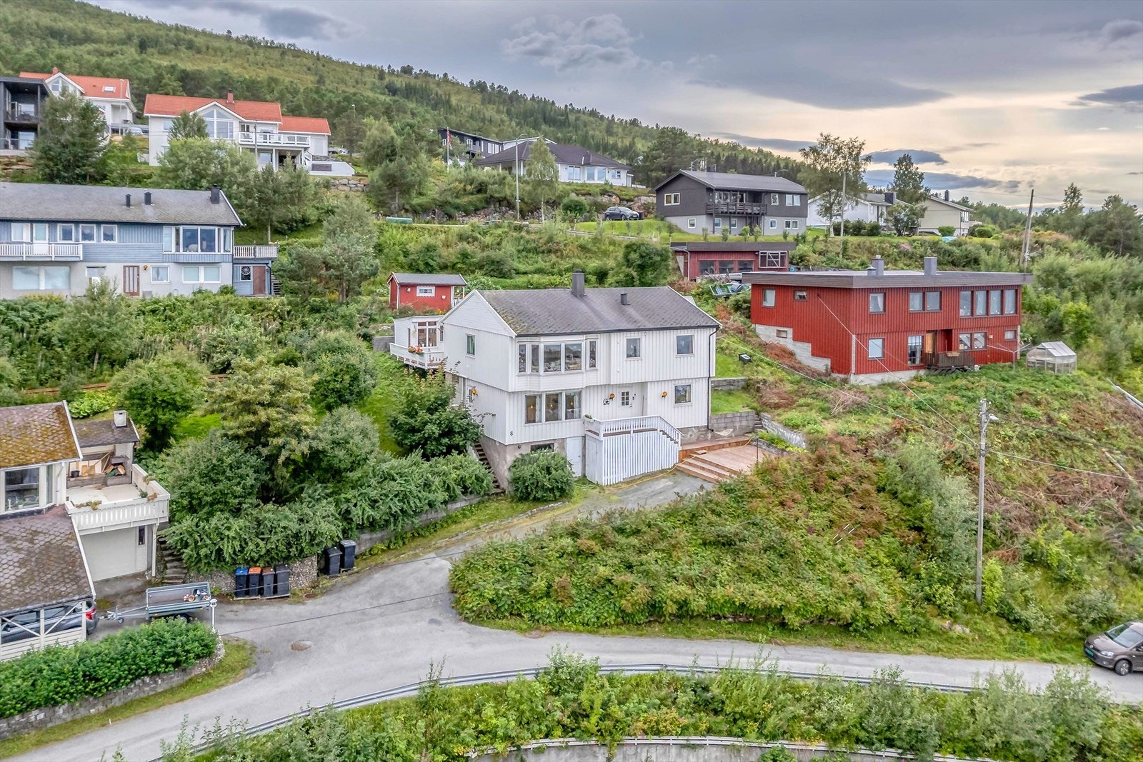 Det er kort vei til barnehage, barneskole, idrettshall, fotballbane, alpinanlegg, lysløype og friluftsområde. Galleribilde