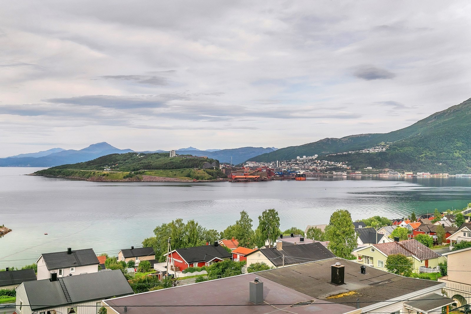 Utsikt fra stue mot Narvik havn. Galleribilde