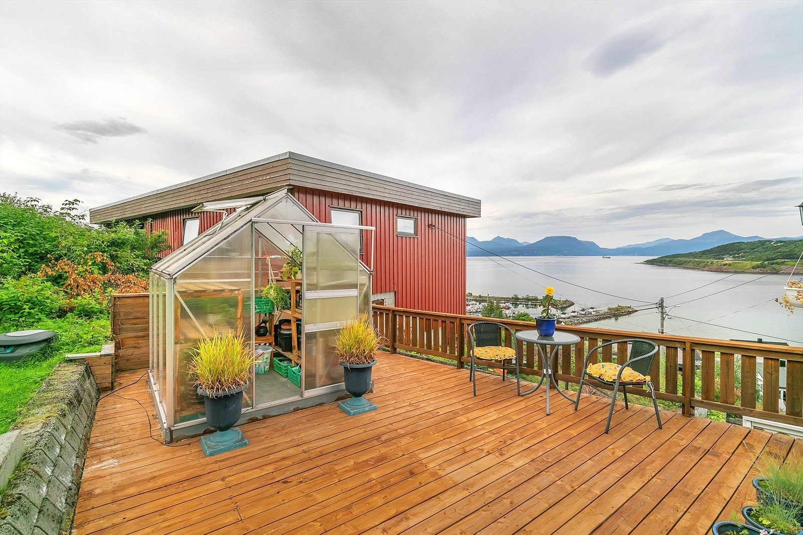 På tomten står det også et drivhus. Fra terrassen her har man fantastisk utsikt. Galleribilde