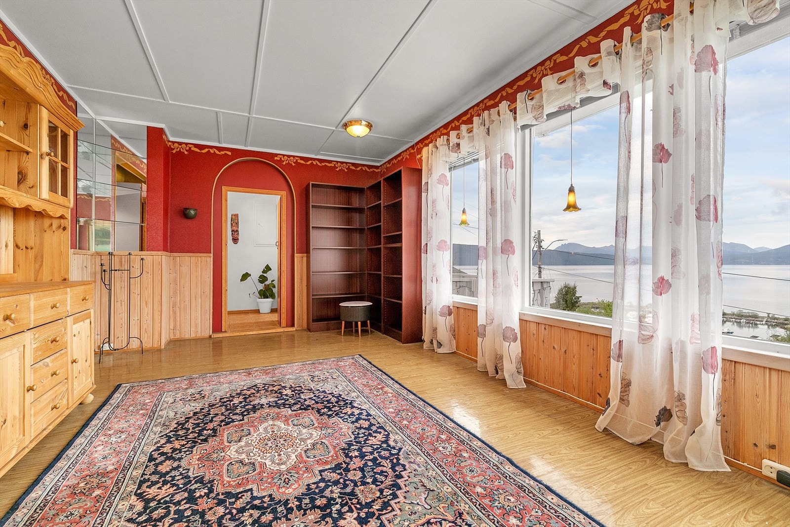 Hybel: stue med store vindusflater som slipper inn godt med dagslys og byr på en flott utsikt. Galleribilde