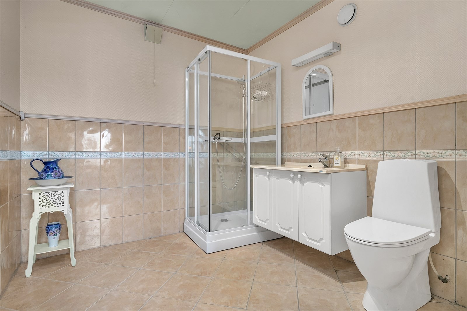 Hybel: romslig bad med flislagt gulv med varmekabler Galleribilde