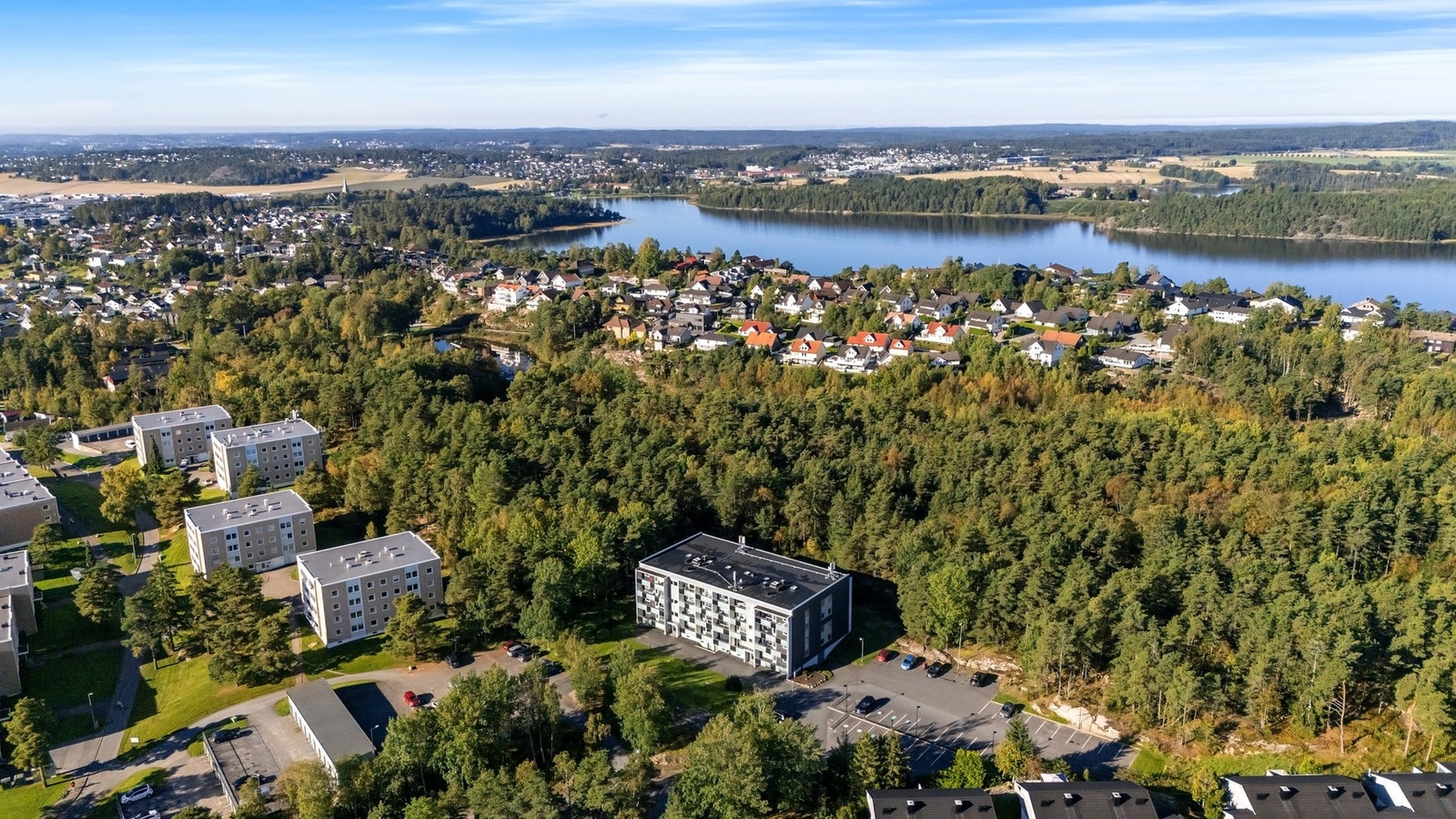 Det er gangavstand til
bussholdeplass med gode forbindelser til Sarpsborg sentrum som ligger med en avstand på ca. 3 km. Galleribilde