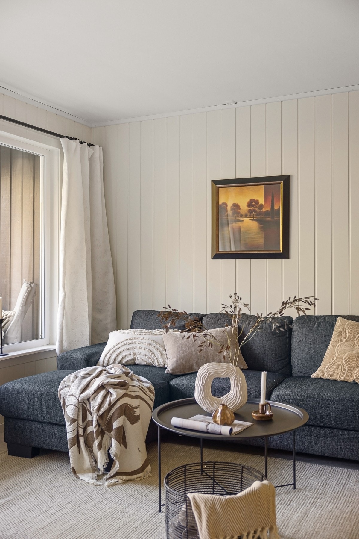 Leiligheten ligger i andre etasje og inneholder gang, bod,
bad/vaskerom, stue/kjøkken og soverom. Galleribilde