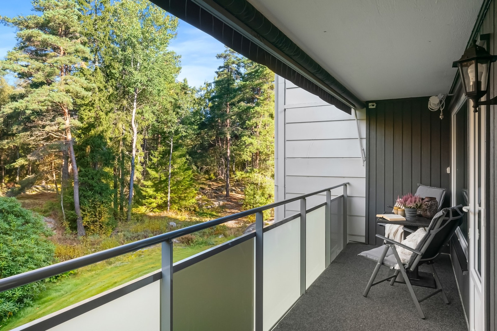 Koselig balkong med utsikt mot skogen. Galleribilde