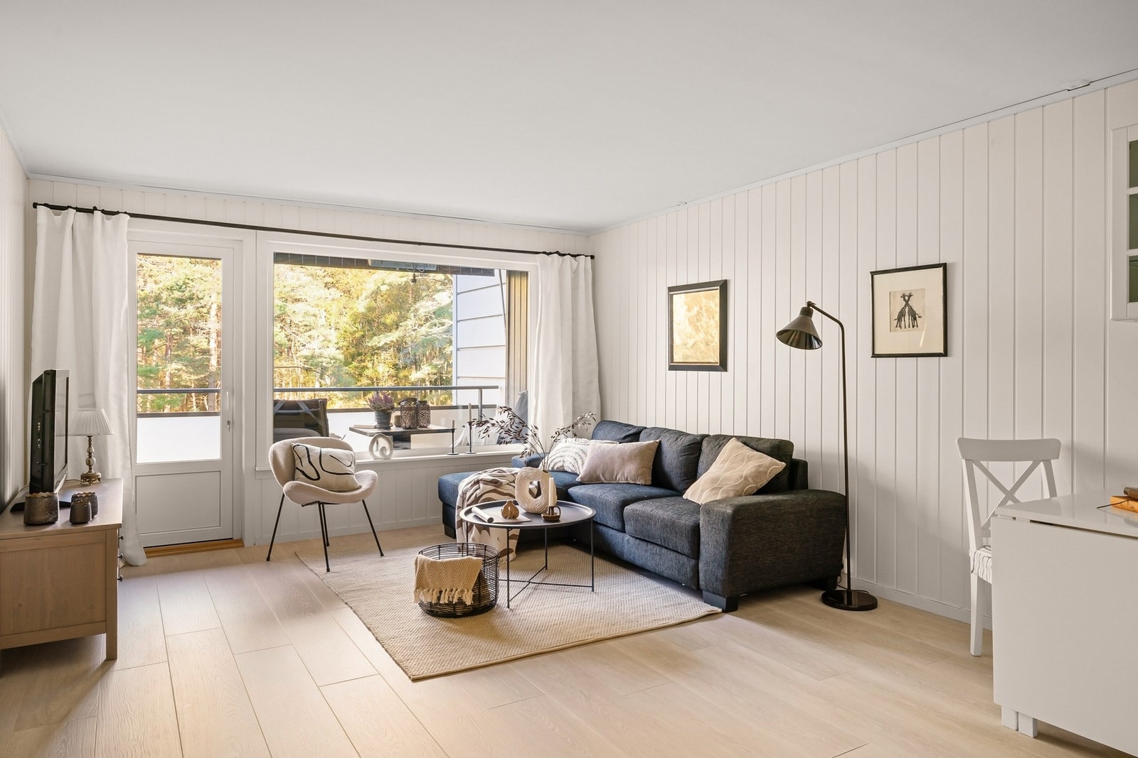 Store vindusflater som slipper inn rikelig med dagslys. Galleribilde