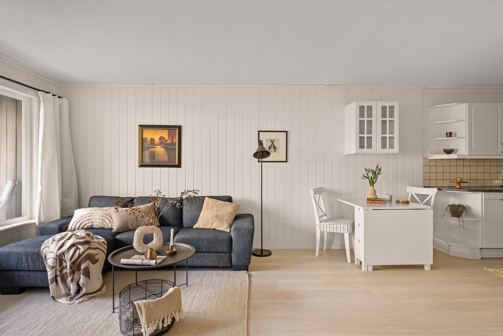 I stuen er det plass til både tv-krok og spisestue. Galleribilde