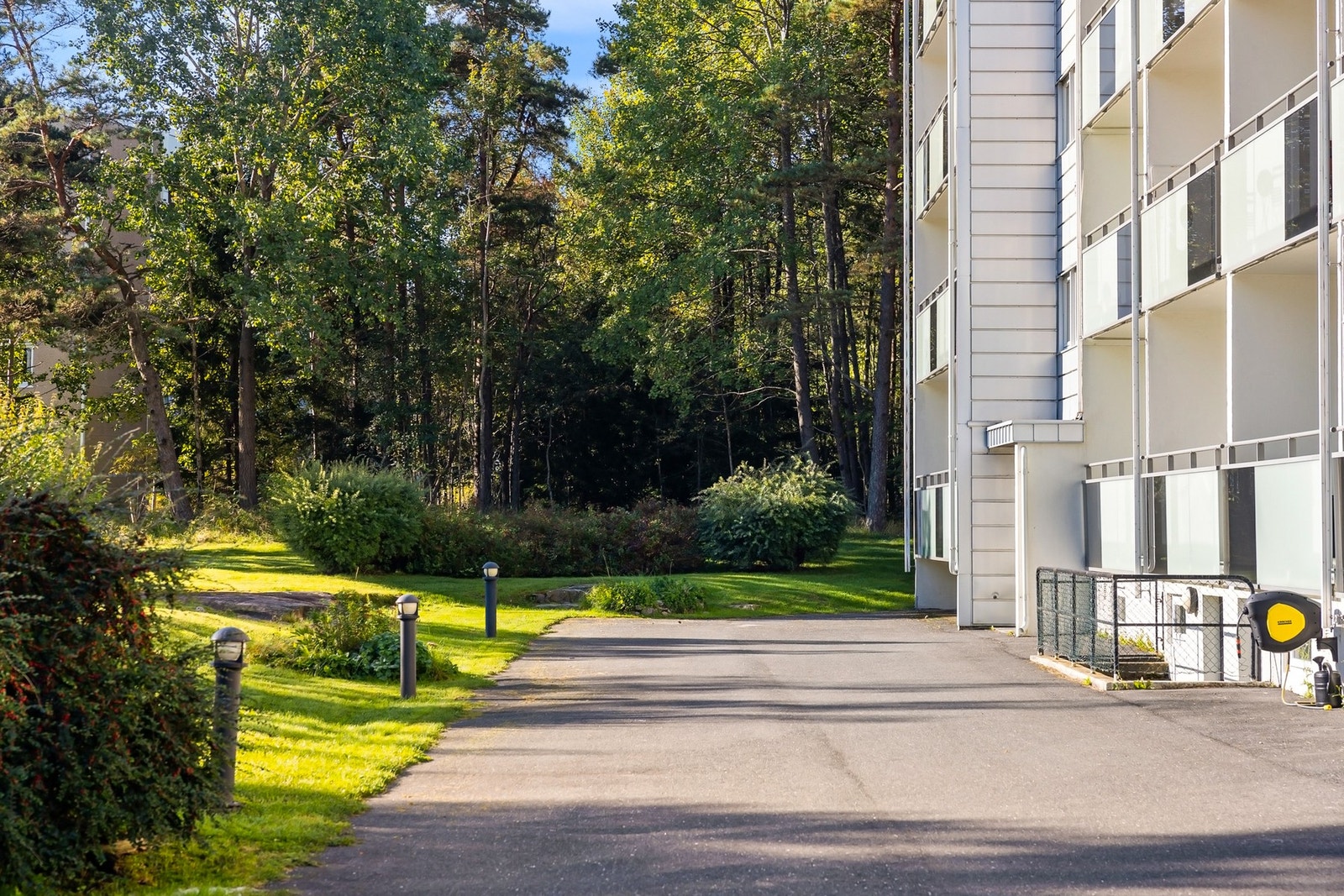 Det er asfalterte trafikk- og gangarealer samt
biloppstillingsplasser. Galleribilde