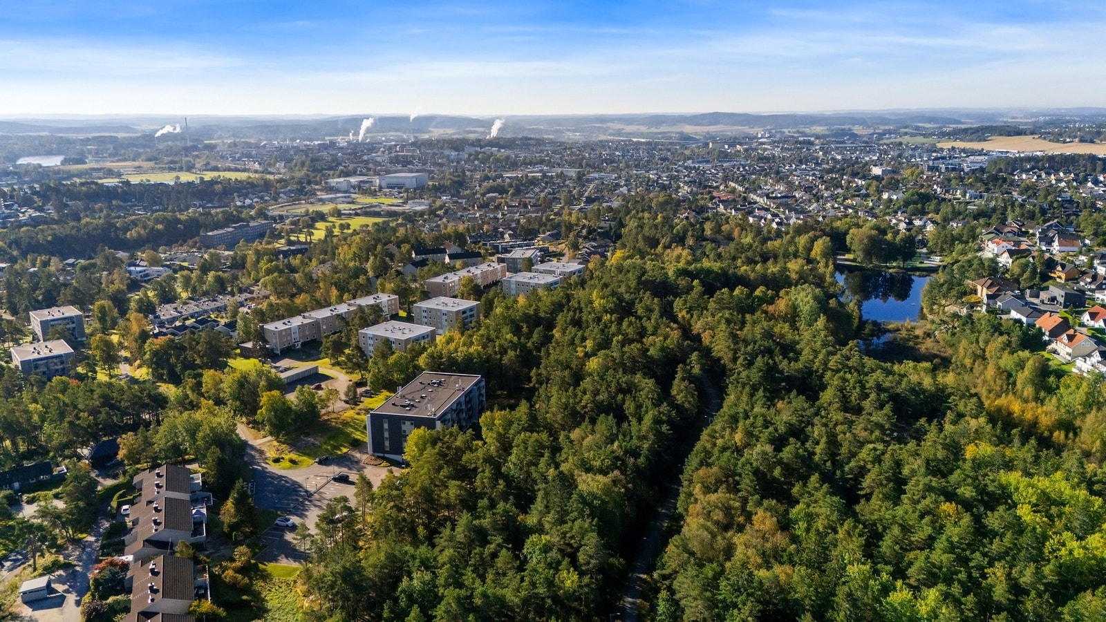 Leiligheten ligger på Kurland med umiddelbar nærhet til
Sarpsborgmarka med lysløype og flott turterreng. Galleribilde