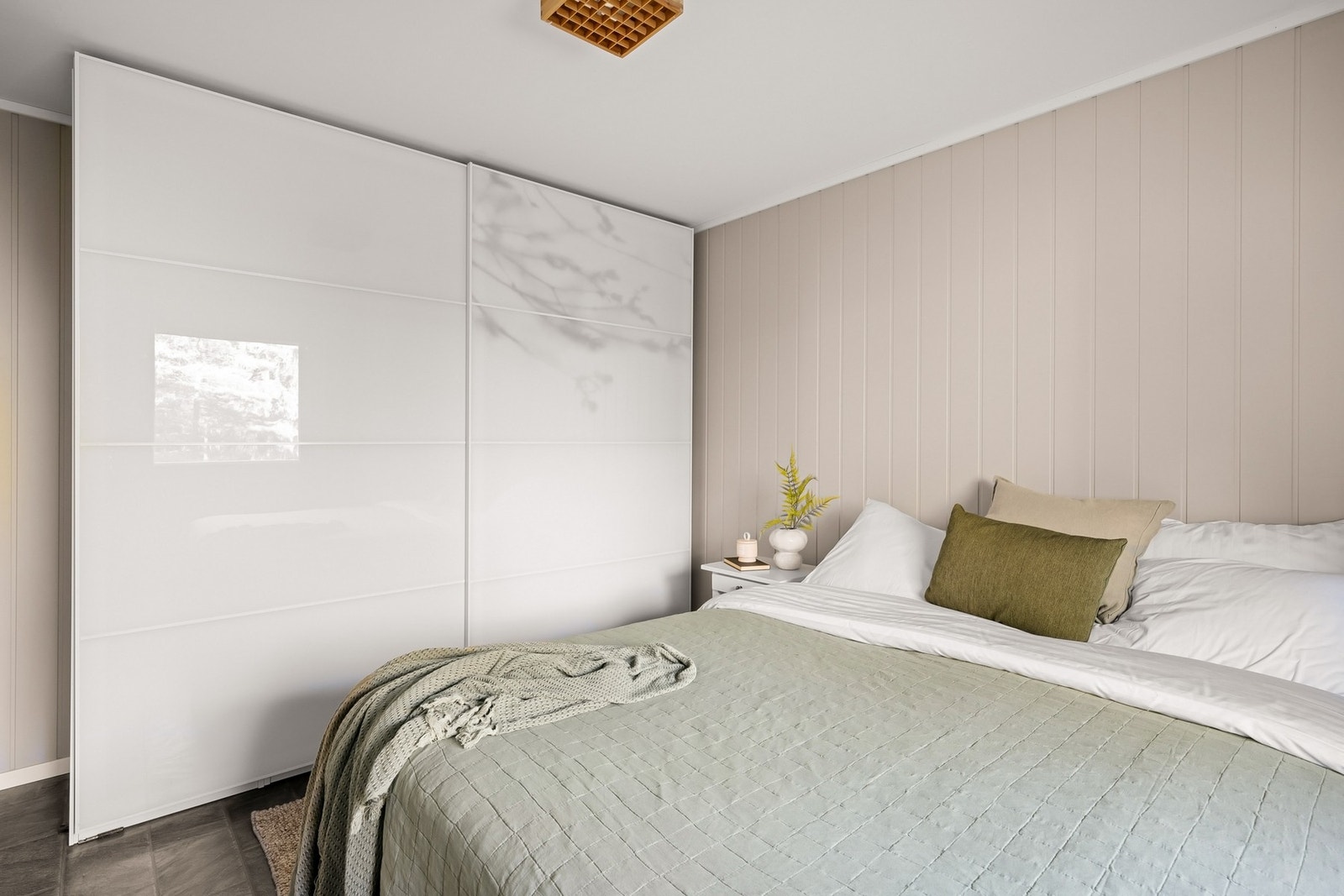 Godt med oppbevaringsplass i skyvedørsgarderobe. Galleribilde