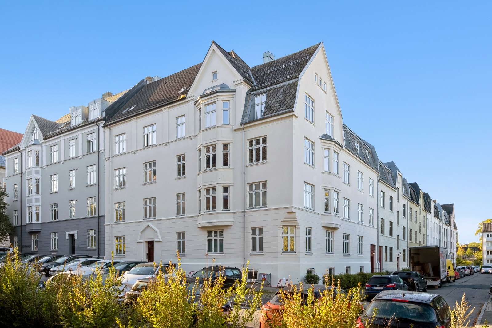 Bygget har en pent opparbeidet fasade med et stilig klassisk preg. Galleribilde