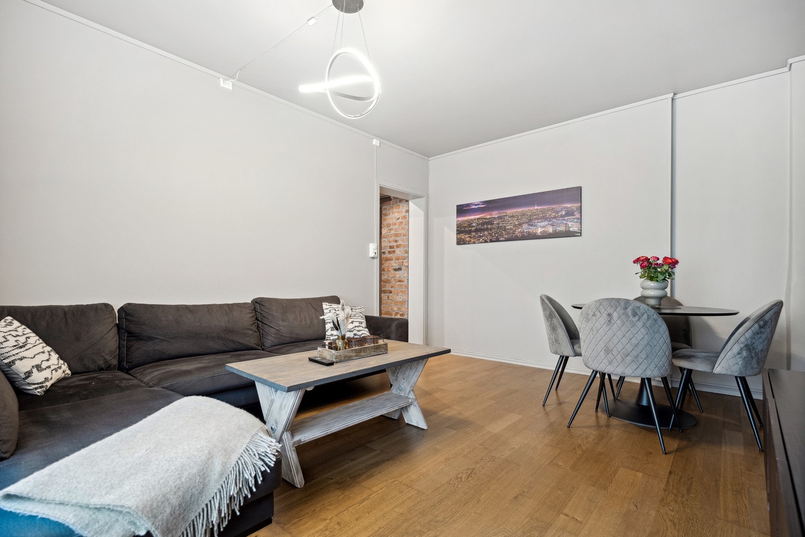 Fra leiligheten er det kort avstand inn til Solsiden, Lade og Trondheim sentrum hvor man finner alt bykjernen har å by på. Galleribilde