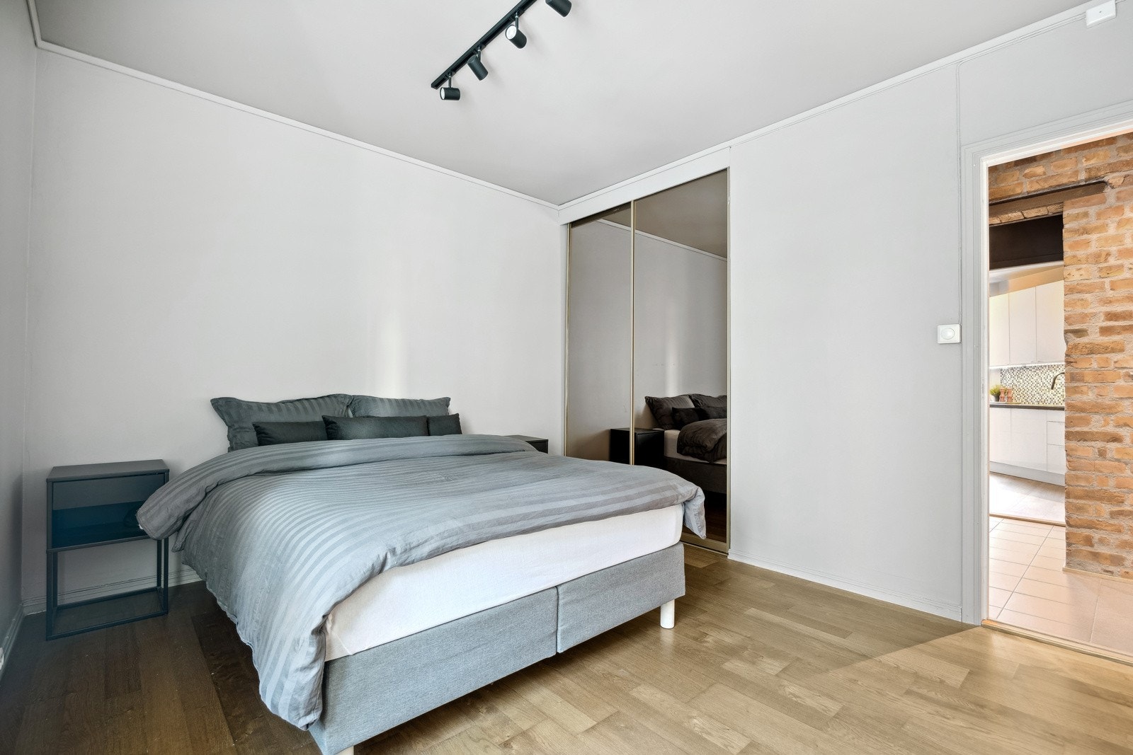 I denne leiligeheten bor du sentralt med med en tilbaketrukket beliggenhet i rolige omgivelser. Galleribilde