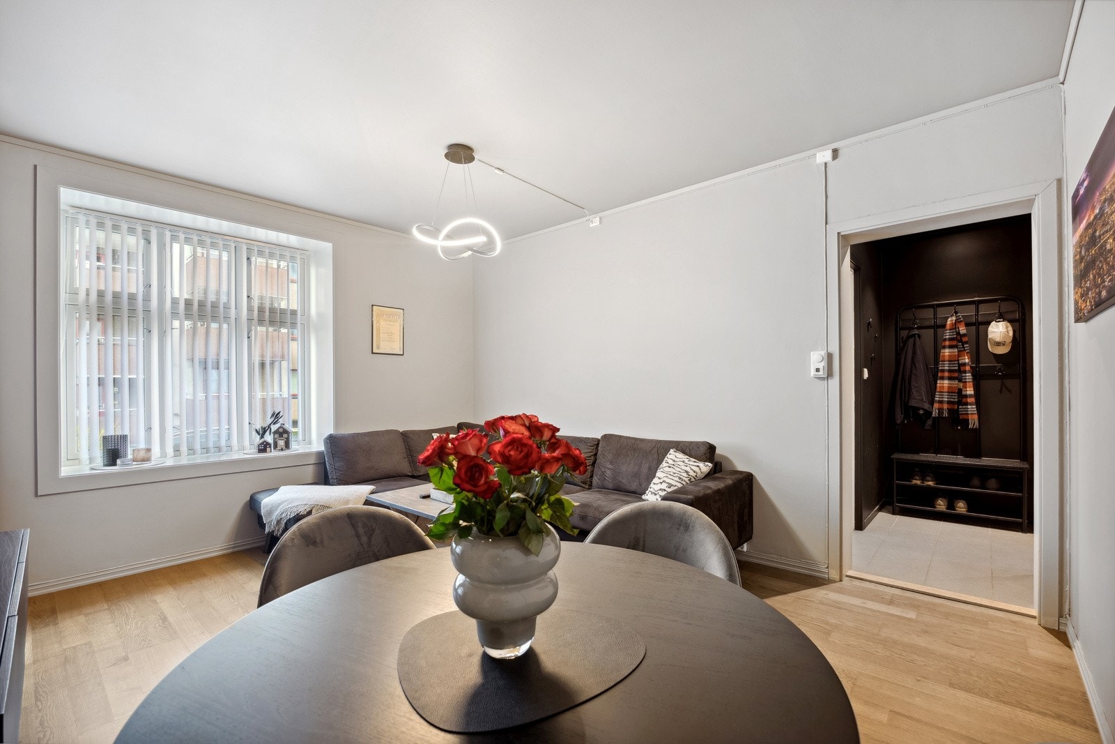 Stuen har store vinduer noe som slipper inn rikelig med lys og skaper en behagelig atmosfære. Galleribilde