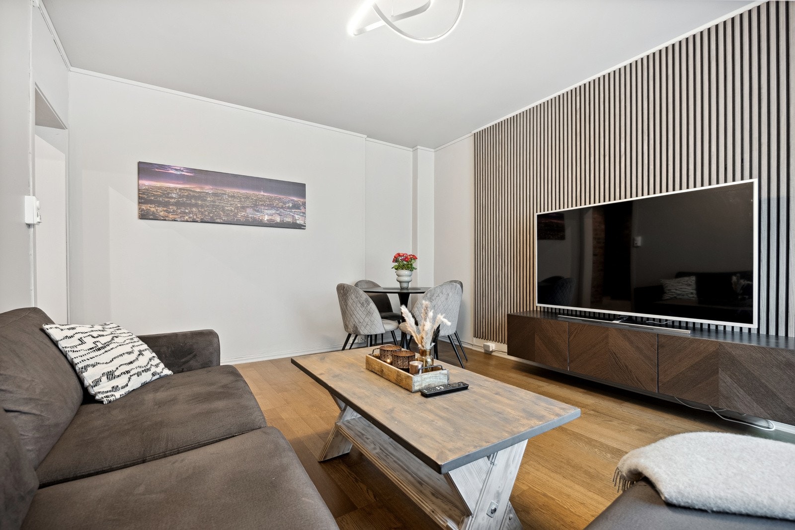 Stuen er malt i tidløse og diskre farger noe som gjør det enkelt å sette sitt personlige preg på interiør. Galleribilde