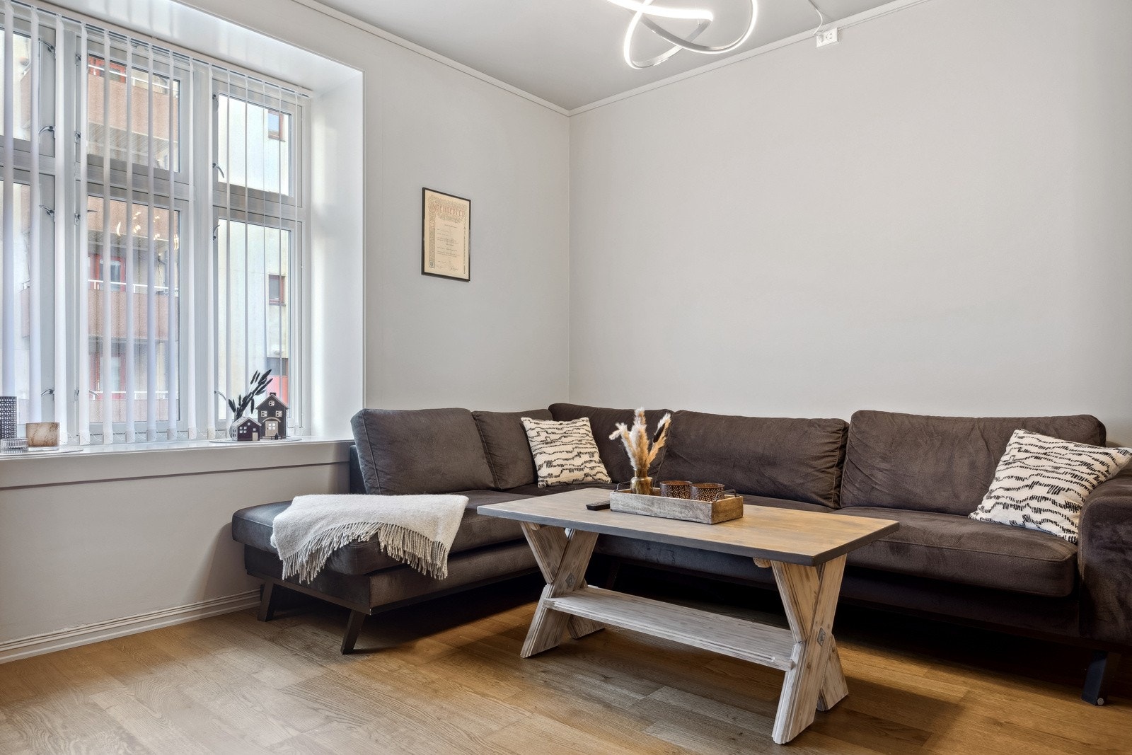 Stuen har en naturlig sofakrok hvor man har plass til en stor sofa og et større salongbord. Galleribilde