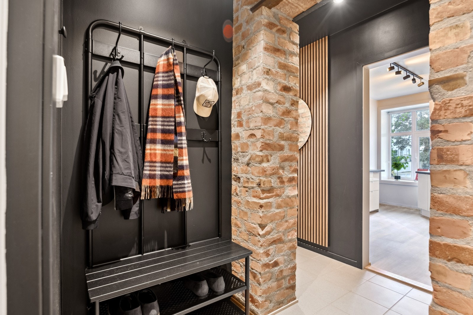 Gangen er både innbydende og romslig på ca. 6 kvm. Her er det rikelig med plass til å henge ifra seg yttertøy. Galleribilde