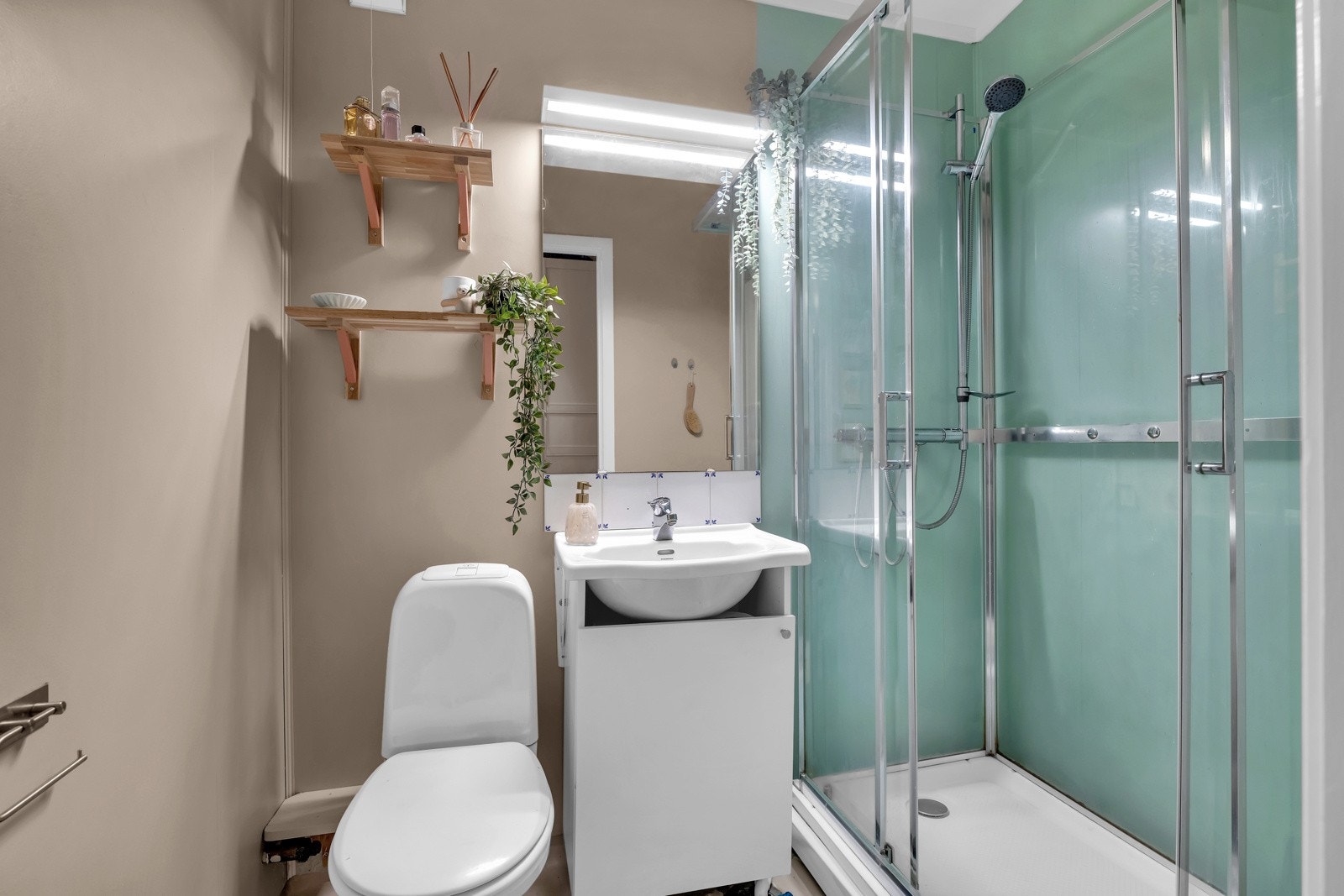 Dagens eier har malt overflater i 2023 og satt inn skap på badet. Galleribilde