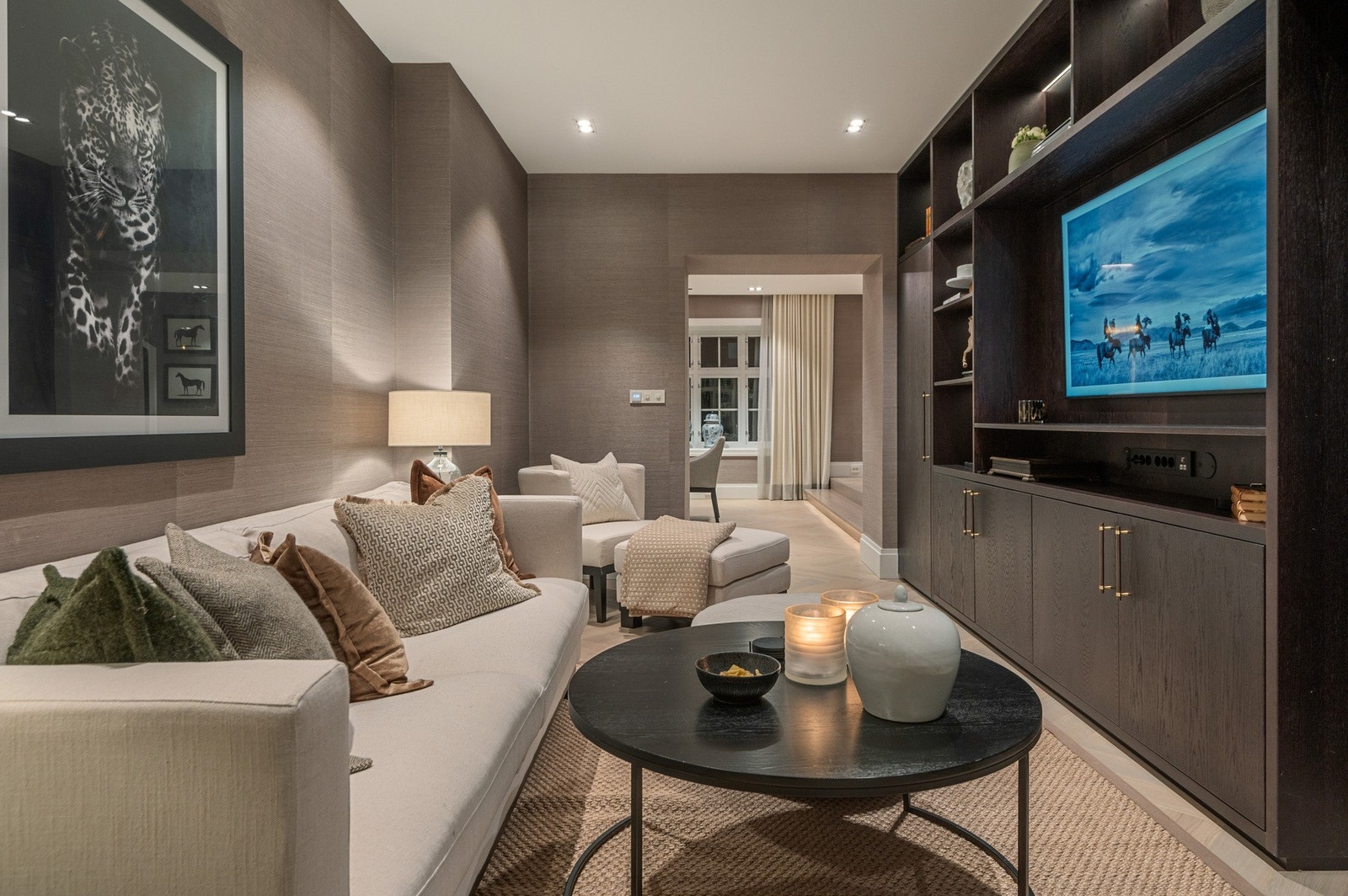 Tilbaketrukket fra kjøkken og stue finner du denne nydelige TV-stuen. Også her spesialtilpasset møblement. Galleribilde