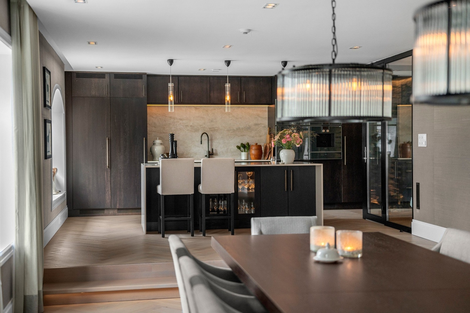 Her kan man fint holde kontakt med gjestene mens man tilbereder måltidet. Galleribilde