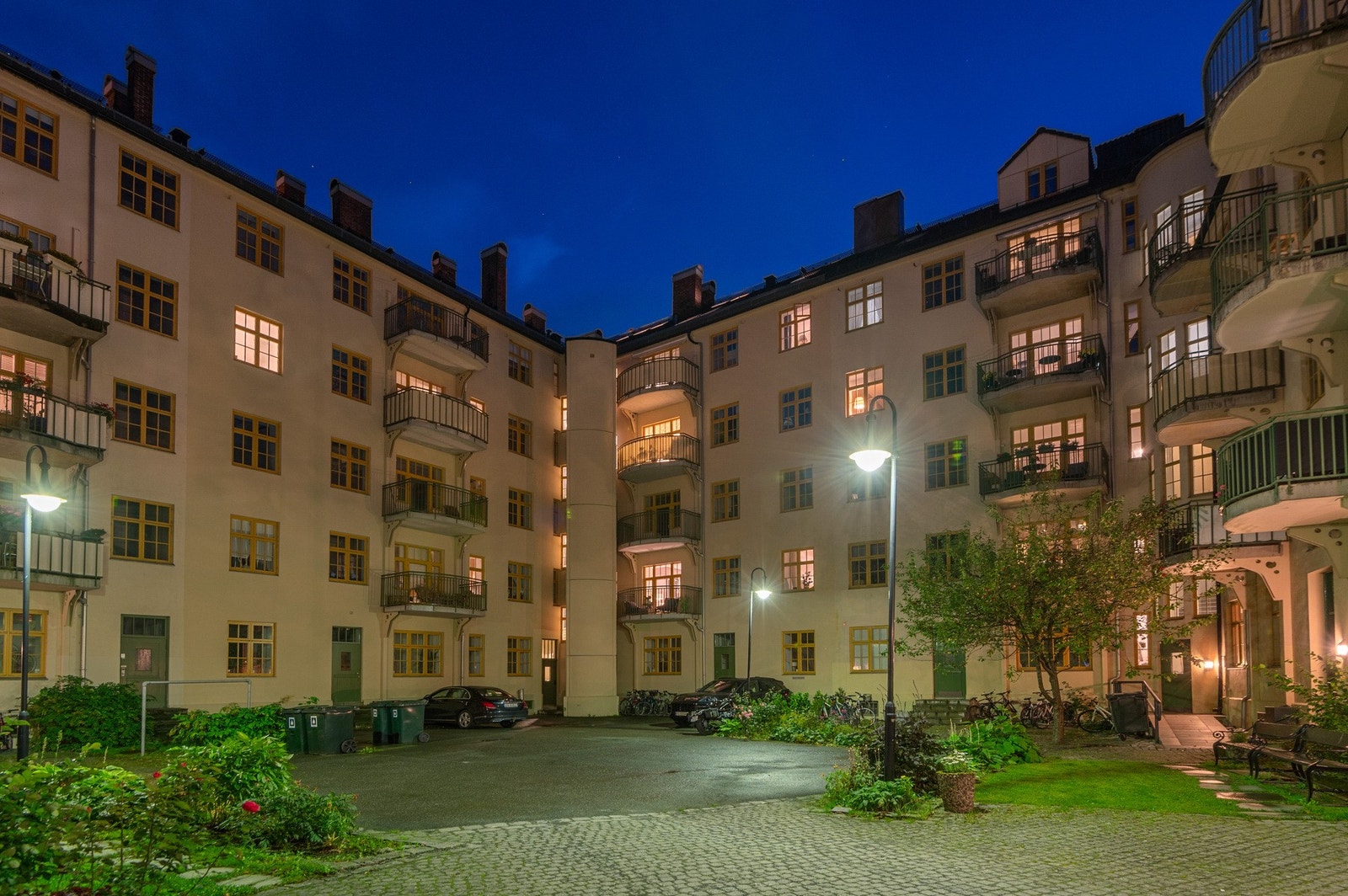 Stille og rolig bakgård. Galleribilde