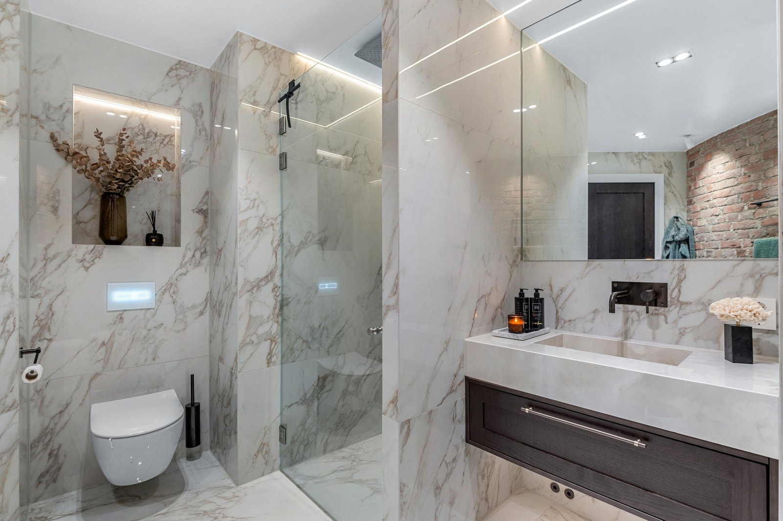 Nøye planlagte detaljer for både oppbevaring og belysning. Galleribilde