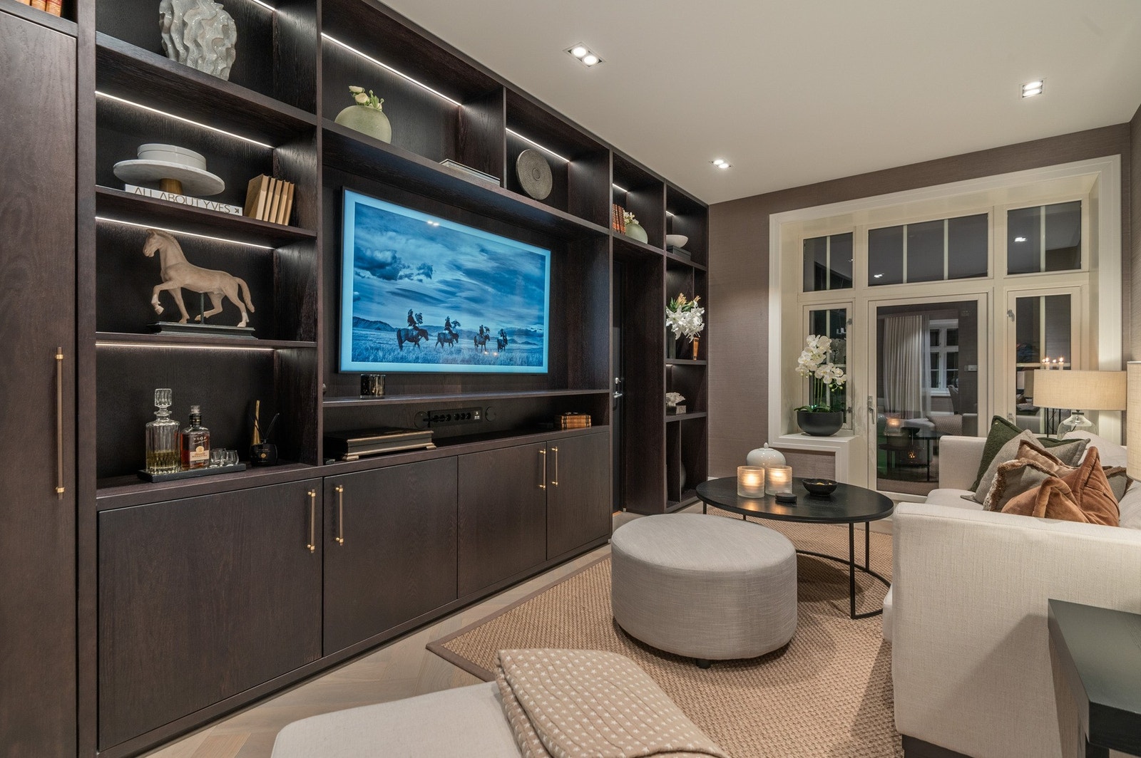 Fra TV-stuen er det utgang til veranda inn mot bakgård. I tillegg er det dør mot det andre trappeløpet som tar deg til kjeller og rikelig med bodplass. Galleribilde