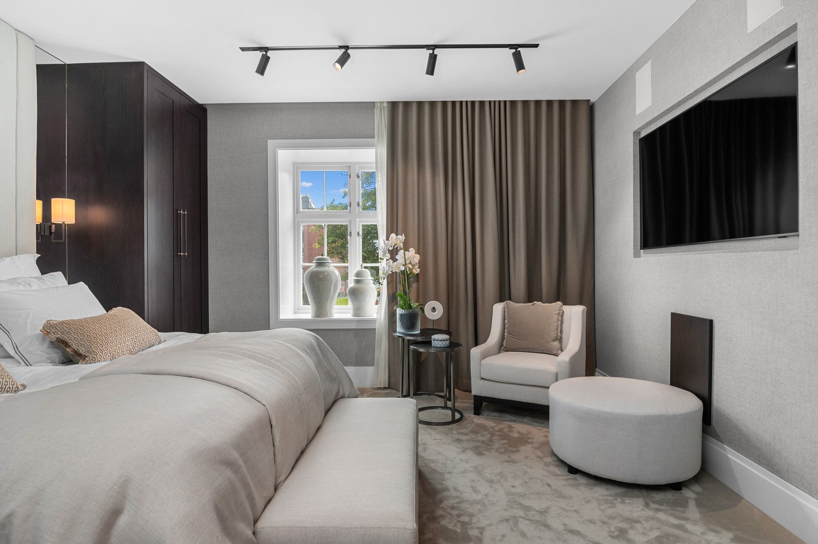 Hovedsoverommet er bygget som en egen suite. Her har du et stort og deilig soverom med eget bad. Galleribilde