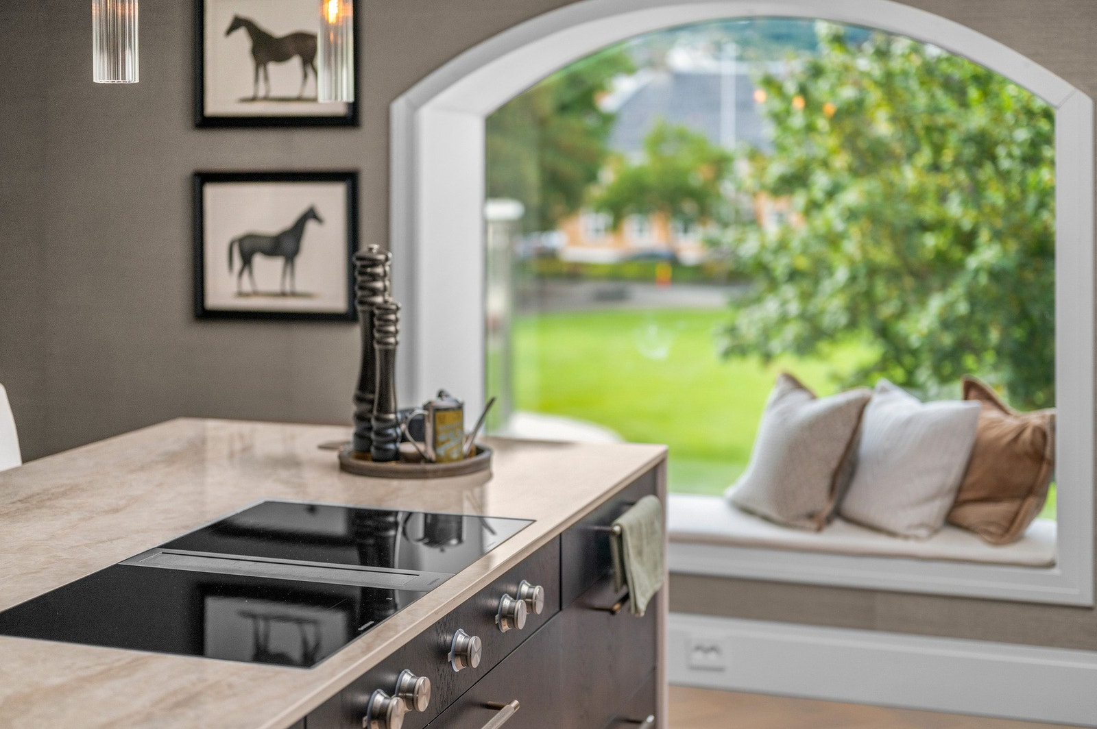 De nydelige vinduene skaper et helt spesielt lys inn i rommet. Galleribilde