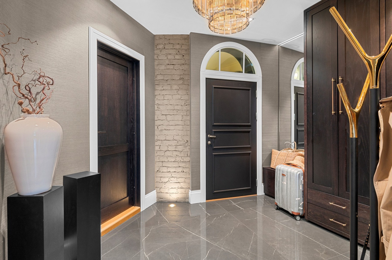 Leiligheten er rett og slett helt utrolig gjennomført. Et inntrykk man får fra man kommer inn inn døra. Galleribilde