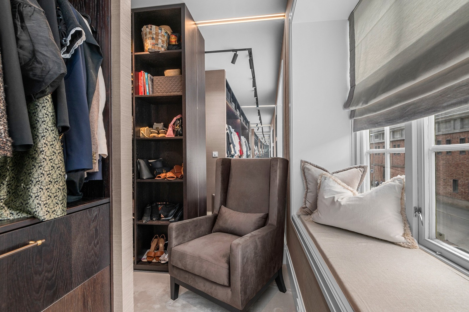 Walk-in garderobeløsning med praktiske hyllesystemer. Her er det godt lagt til rette for både hyller og oppheng. Galleribilde