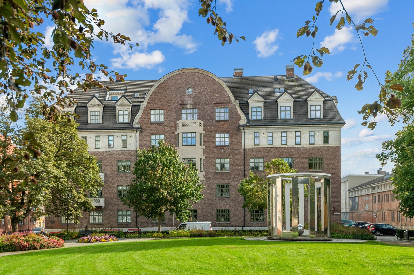 Den herskapelige jugendgården fra 1910 fremstår som et smykke der den står, på attraktive Kalvskinnet. Galleribilde