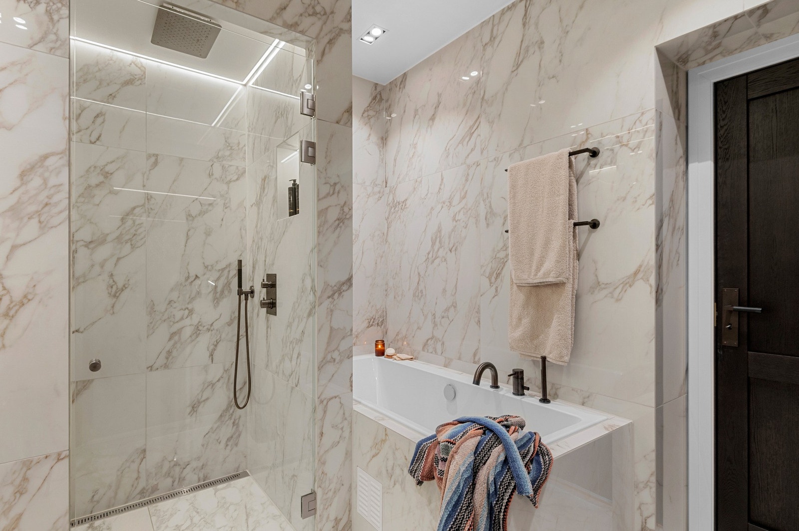 Nydelige marmorfliser og badekar. Galleribilde