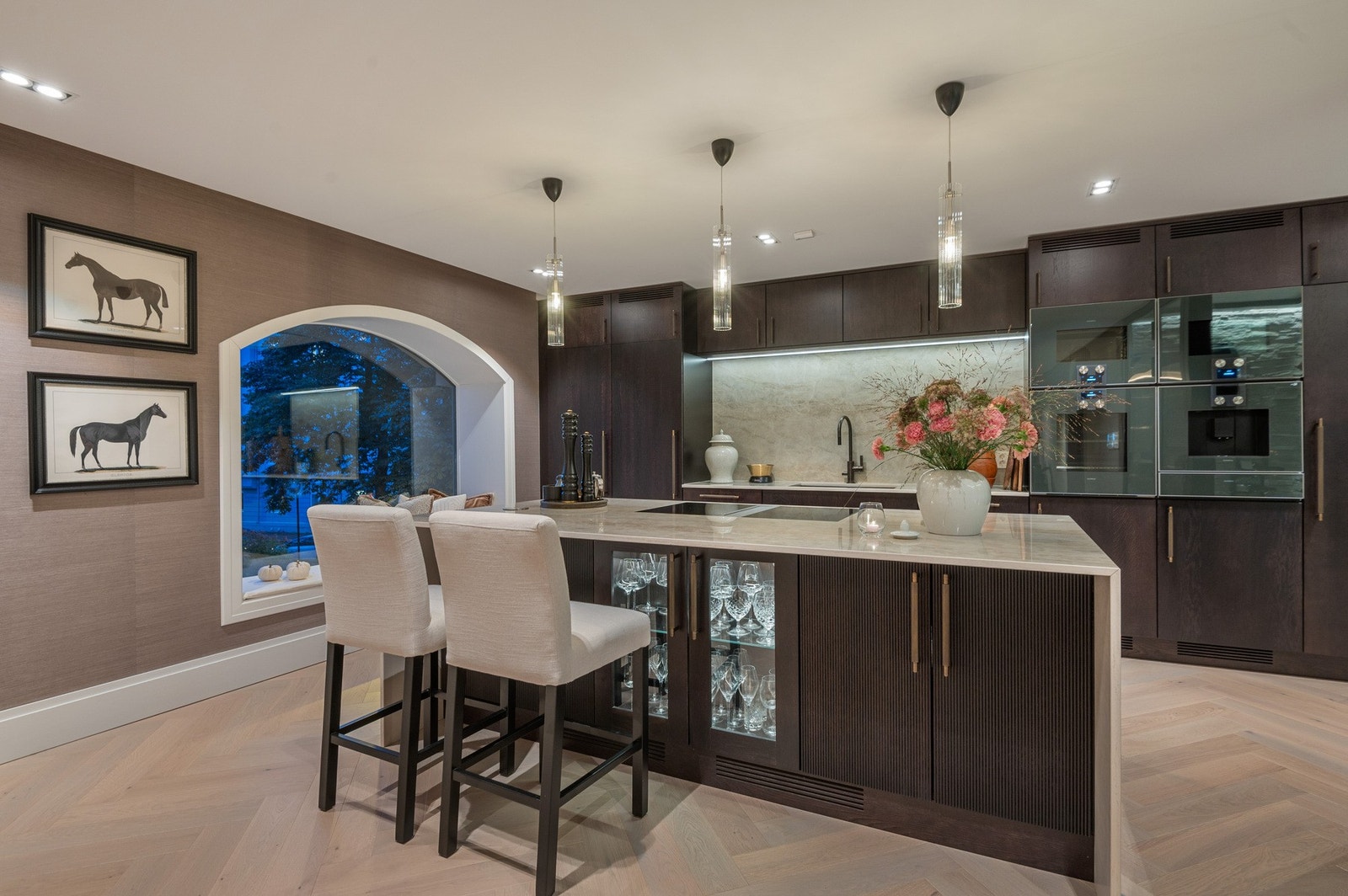 Integrert og tilpasset belysning både i tak og innredning. Rikelig med benk- og skapplass. Galleribilde