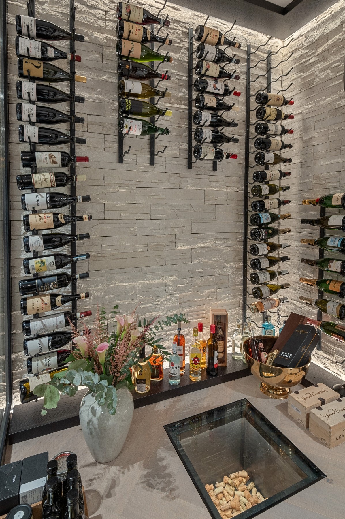 Både plassering og utførelse gjør rommet til et nydelig møbel i kjøkken/stue. Galleribilde