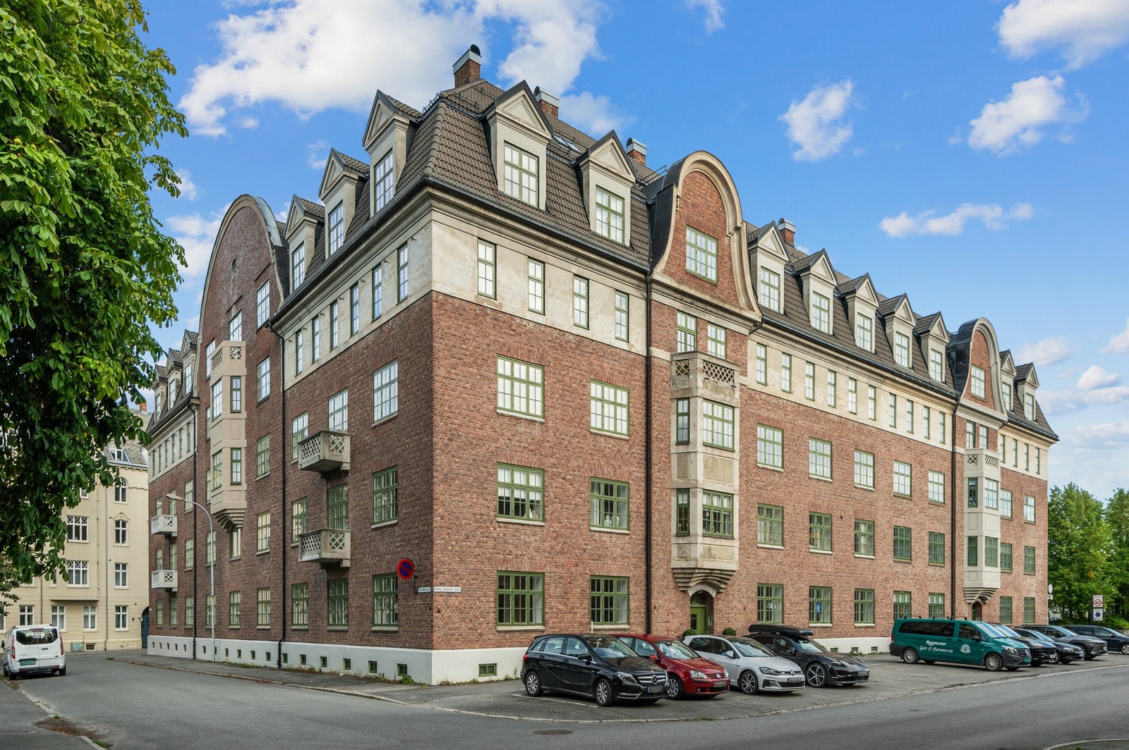 Leiligheten ligger på hjørnet i andre etasje. Galleribilde